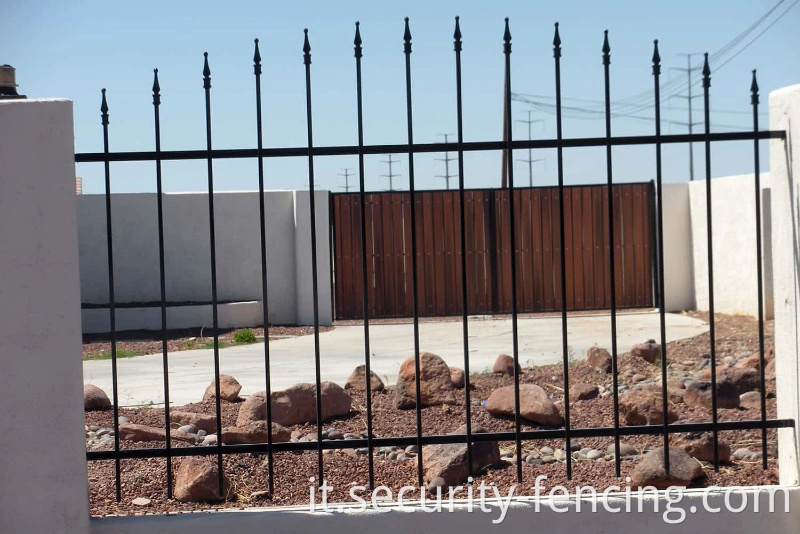 Recinzione in ferro battuto decorativo